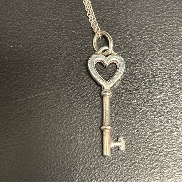 Tiffany& Co Mini Silver Heart Key Charm and Chain - Picture 4 of 9